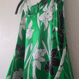 Worthington Sleeveless Dark Green & Black/White Flower Design Top.